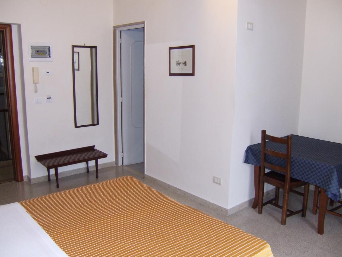 Albergo Lucy Trani Habitación foto